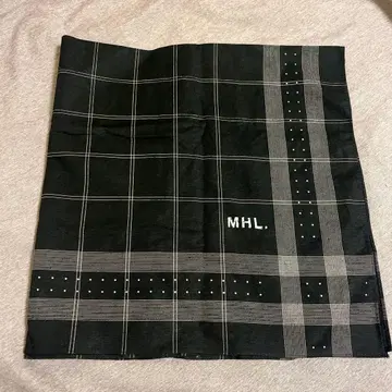 MHL. 체크 무늬 블랙 스카프