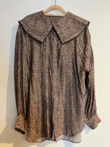 SIMPLICITE 제브라 패턴 큰 옷깃 긴팔 블라우스