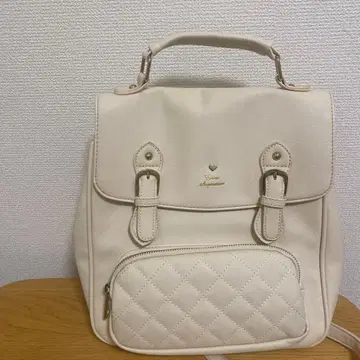 크림색 럭색 백팩