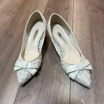 DIANA 화이트 리본 포함 펌프스