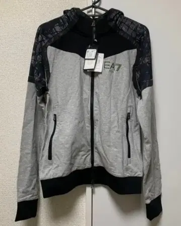 엠포리오 아르마니 후드티