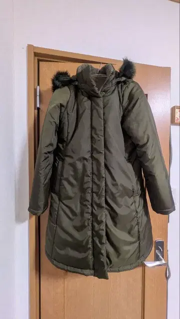 후드 부착 올리브 그린 다운 자켓