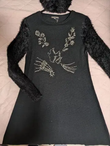 스포티프 블랙 꽃무늬 자수 니트 원피스