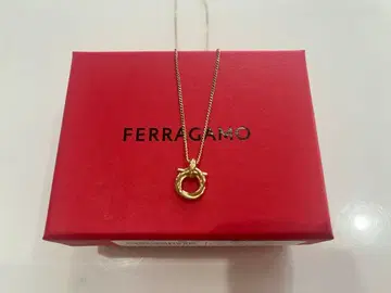 박스 포함 페라가모 목걸이