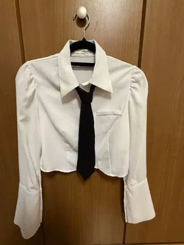 ROYAL PARTY 넥타이 포함 크롭 셔츠