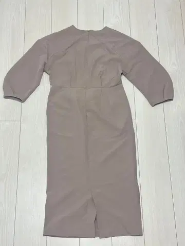 (새상품) UR's 베이지 7부 소매 타이트 원피스