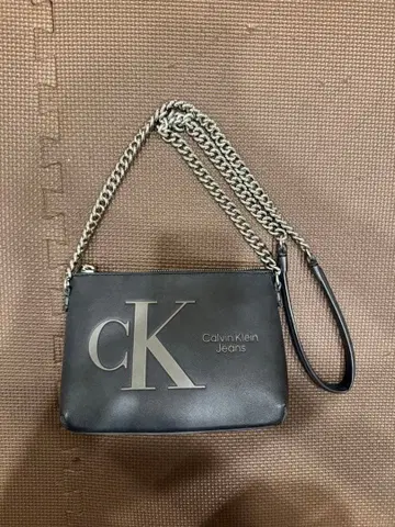 Calvin Klein Jeans 블랙 숄더백