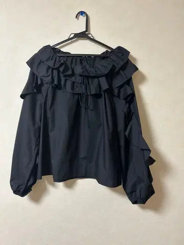 프레이 아이디 프릴 오프숄더 셔츠 블랙 원 사이즈