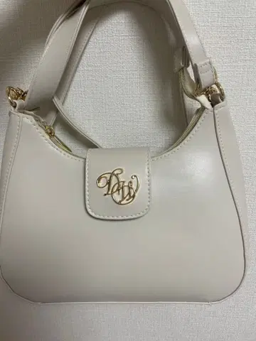 아이보리 숄더백 골드 로고