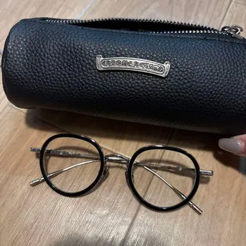 블랙 원형 안경과 가죽 케이스