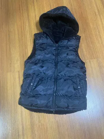 블랙 카모플라쥬 다운 베스트 후드 부착