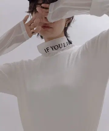 새상품 이번 시즌 에이미 로우 플로키 텍스트 하이넥 상의