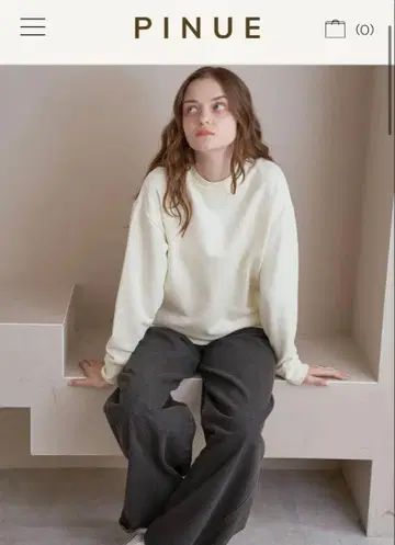 PINUE 크림색 맨투맨