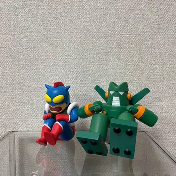 짱구는 못말려(크레용 신짱) 액션 가면 & 건담 로봇 엉덩이 걷기 피규어