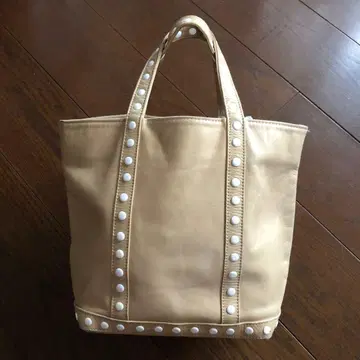 바네사 브루노 베이지 가죽 스터드 토트백