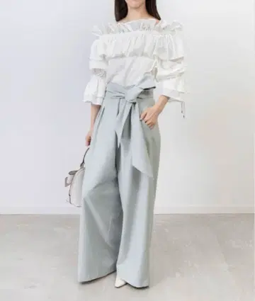 [ 미개봉 새상품 ] RANDA 개더 프릴 오프숄더 블라우스