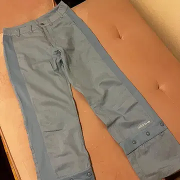 아디다스 스카이블루 버튼 달린 밑단 팬츠 바지