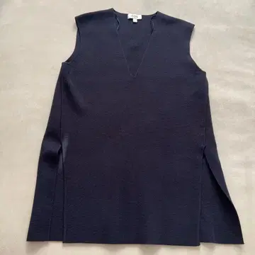 COS 네이비 V넥 슬리브리스 베스트