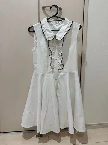 An MILLE 화이트 슬리브리스 플레어 원피스