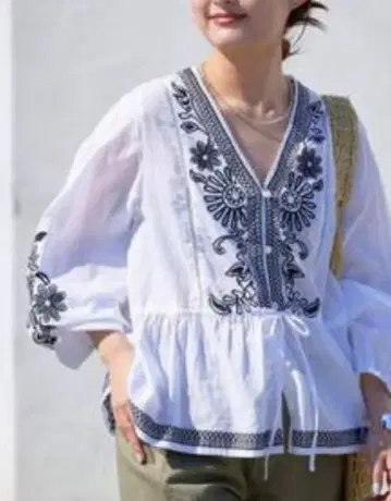 슬로브 이에나 플라워 자수 페플럼 블라우스