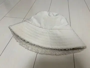 COS 크림색 버킷햇 보아 리버서블