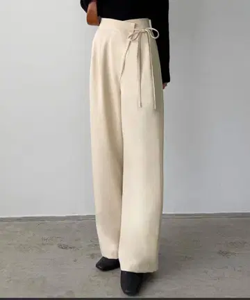크림색 와이드 팬츠 리본 포함