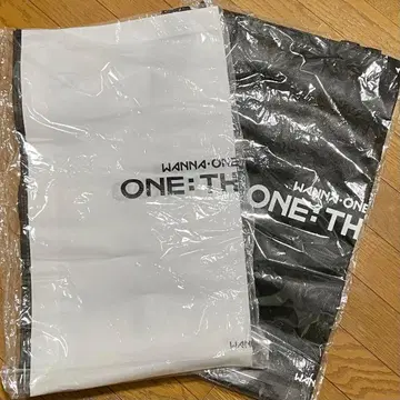 WannaOne 굿즈 토트백 에코백 일본 한정판 블랙 화이트 총 2점