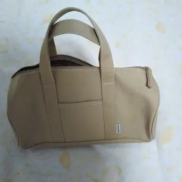 베이지 지퍼 달린 토트백