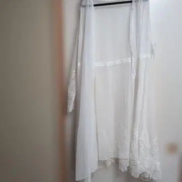 화이트 레이스 장식 롱 가디건