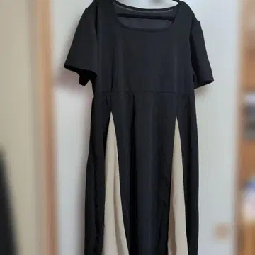 블랙과 베이지의 A라인 반팔 원피스