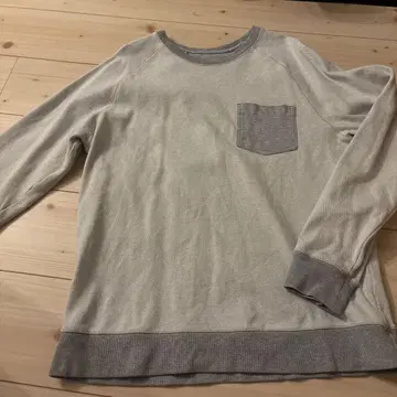 그레이 포켓 부착 맨투맨 트레이닝복