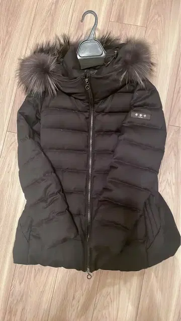 TATRAS 블랙 후드 부착 다운 자켓