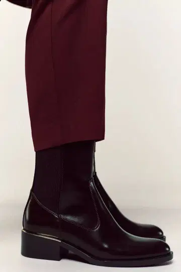 ZARA 메탈 장식 플랫 숏부츠