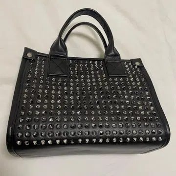 스터드 장식 블랙 핸드백
