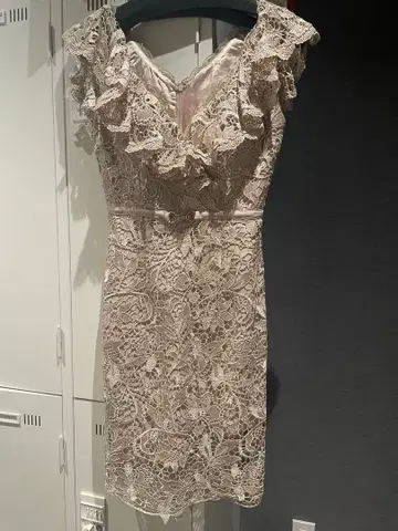 DEA by ROBE de FLEURS 베이지 타이트 드레스