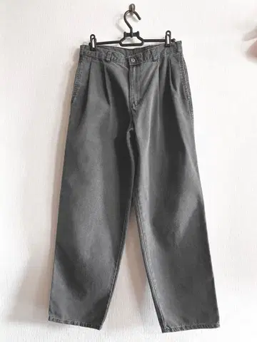 다커스 DOCKERS 그레이 투 턱 데님 슬랙스