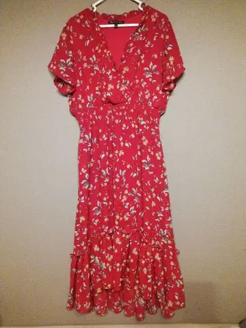 빨간색 꽃무늬 반팔 원피스 프릴 포함