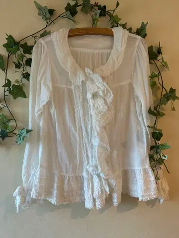 핑크하우스 프릴 달린 화이트 긴팔 블라우스