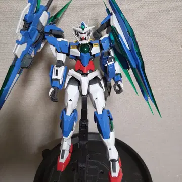 건담 프라모델 MG 1/100 더블오 퀀터 풀세이버 조립 완료