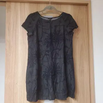 TABASA 블랙 꽃무늬 자수 반팔 튜닉