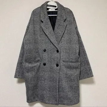 그레이 계열 체크 더블 브레스트 체스터 코트