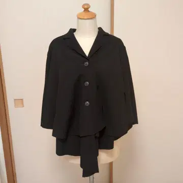 [새상품급] 센소유니코 블랙 케이프 스타일 자켓