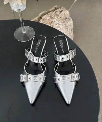 실버 스틸레토 슬링백 펌프스