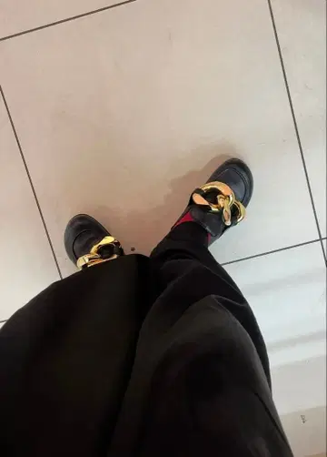 JW Anderson 체인 가죽 로퍼 뮬