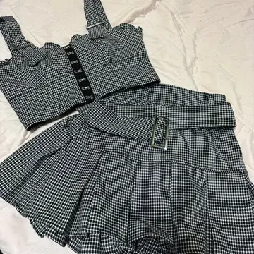 pium 프론트 후크 뷔스티에 x 플리츠 스커트 세트