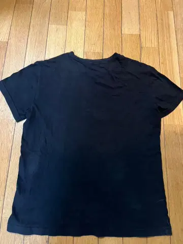 GUESS 트라이앵글 로고 T셔츠 블랙