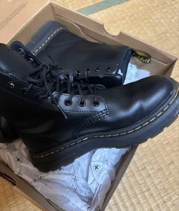 닥터 마틴 블랙 가죽 미드컷 부츠