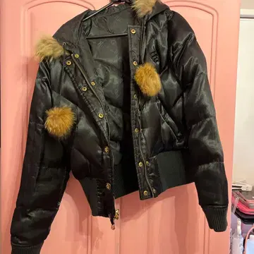 폼폼 퍼 달린 블랙 다운 자켓 roca wear