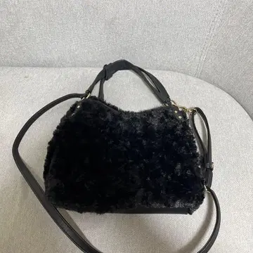 퍼 소재 블랙 숄더백