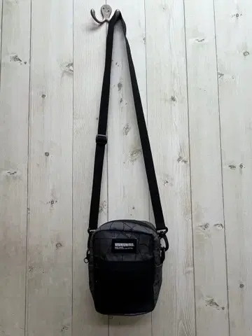 NEIGHBORHOOD. 크랙 패턴 숄더백